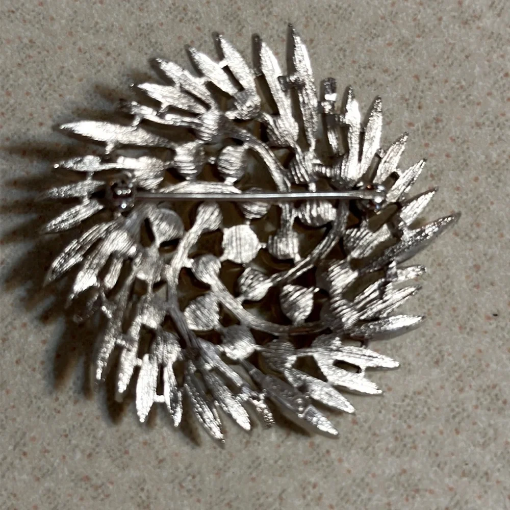 Vintage Trifari brushed and polished silver tone faux pearl broach (594)